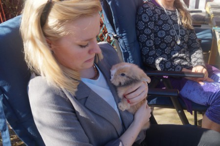 Storasyster verkar inte riktigt van vid kaniner :D 